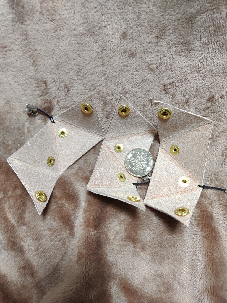 頭と尾の小さい三角ポーチ