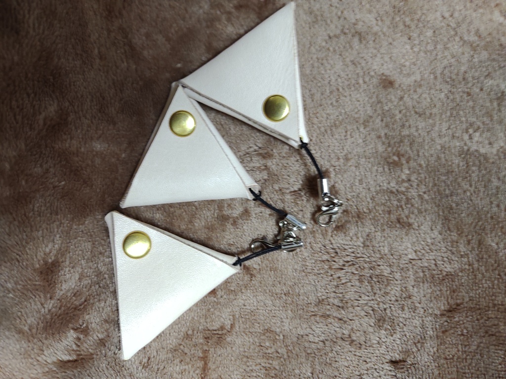 頭と尾の小さい三角ポーチ