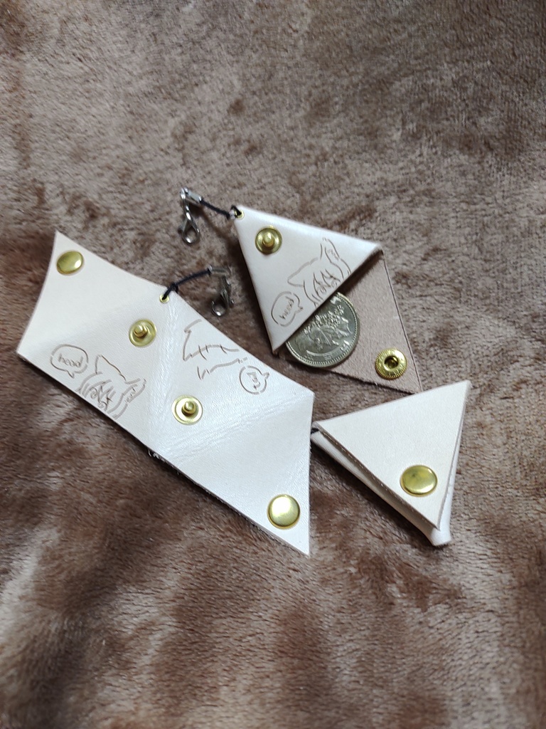 頭と尾の小さい三角ポーチ