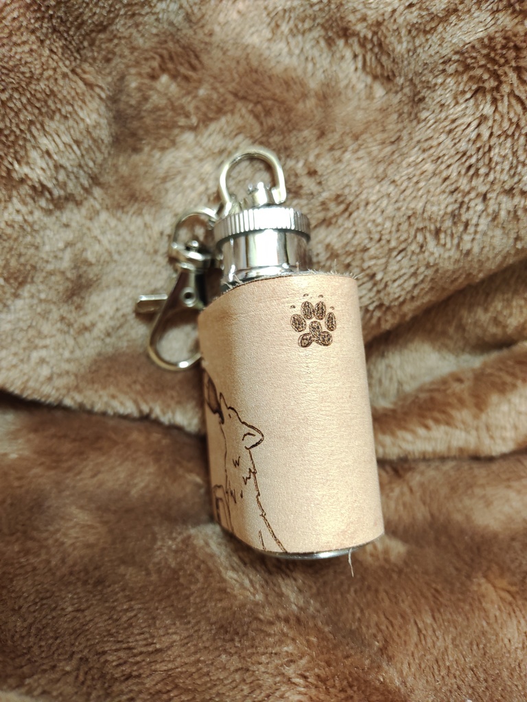 狼と酒のステンレスミニフラスコ 英語文字