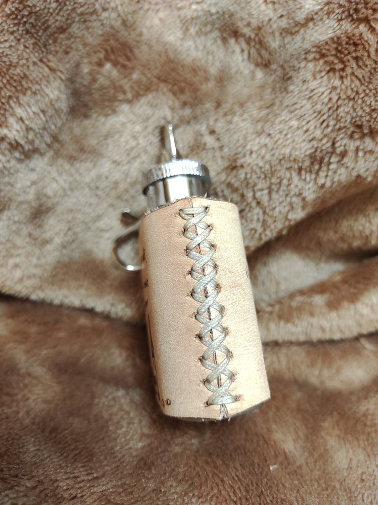 狼と酒のステンレスミニフラスコ 英語文字