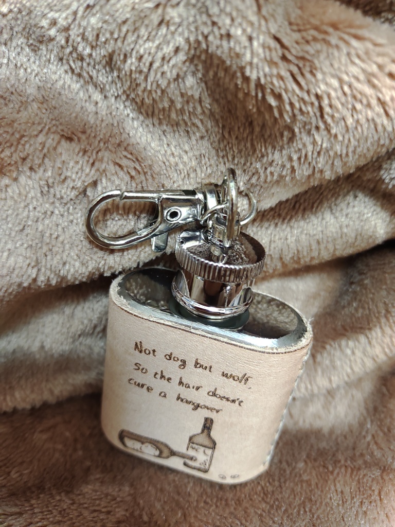 狼と酒のステンレスミニフラスコ 英語文字