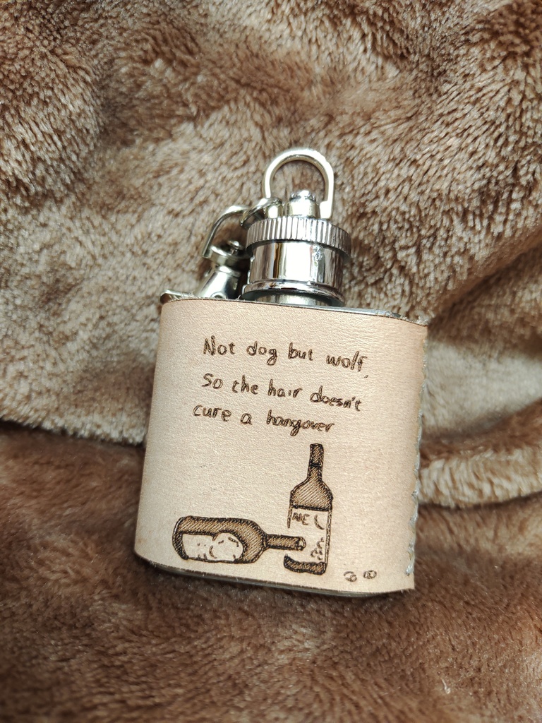 狼と酒のステンレスミニフラスコ 英語文字