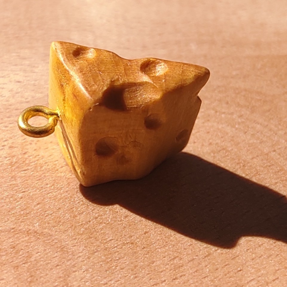 柘植製 小さなチーズ破片ストラップ