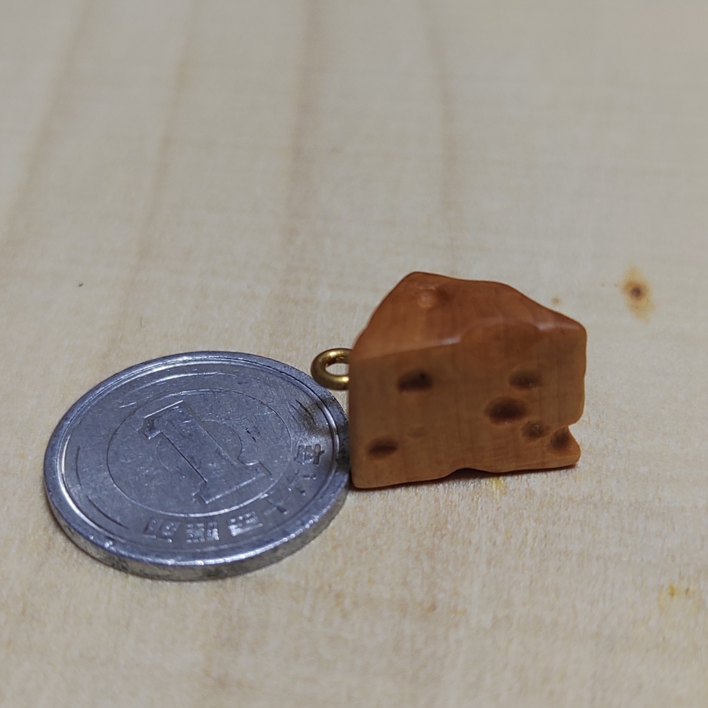 柘植製 小さなチーズ破片ストラップ