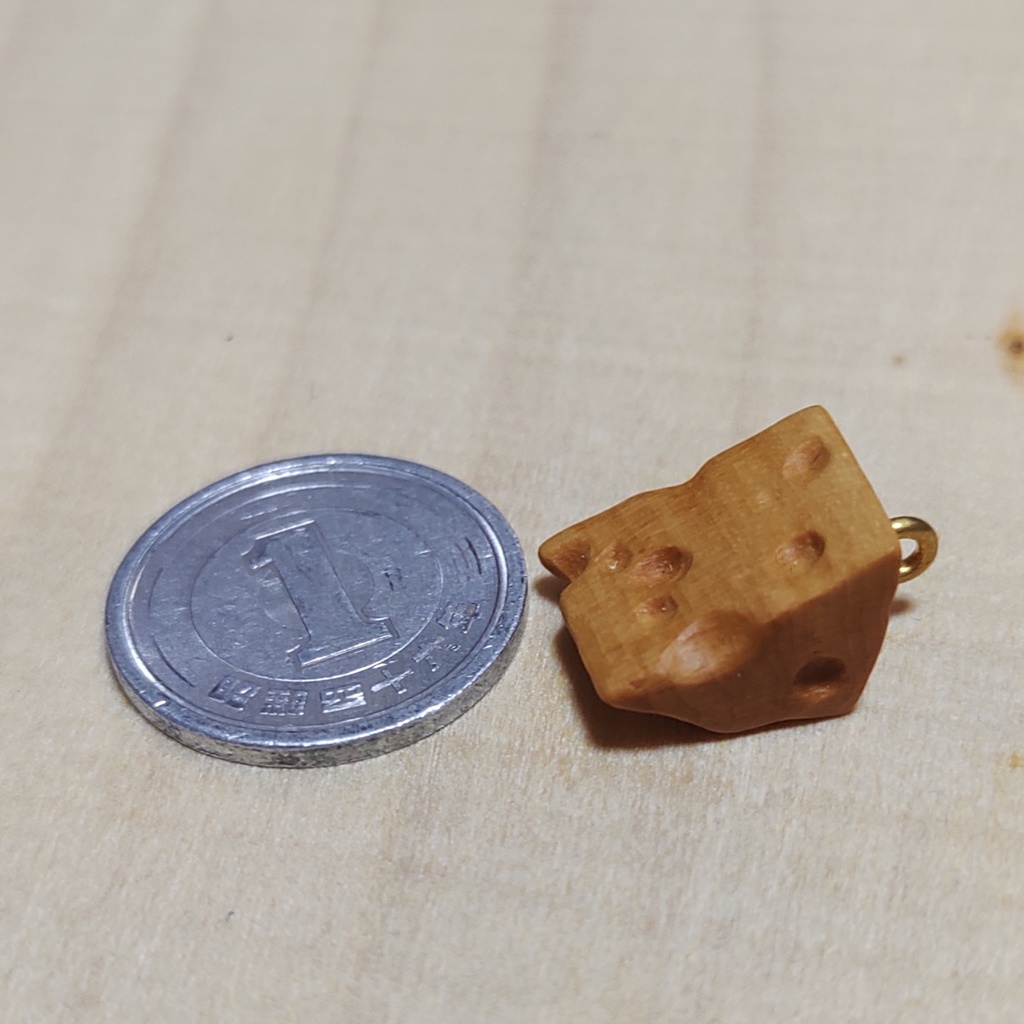 柘植製 小さなチーズ破片ストラップ