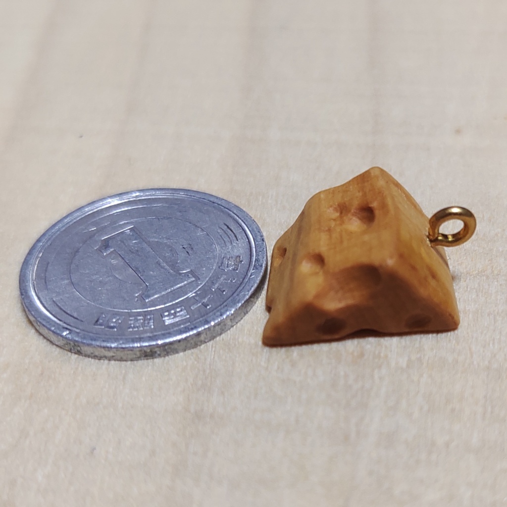 柘植製 小さなチーズ破片ストラップ