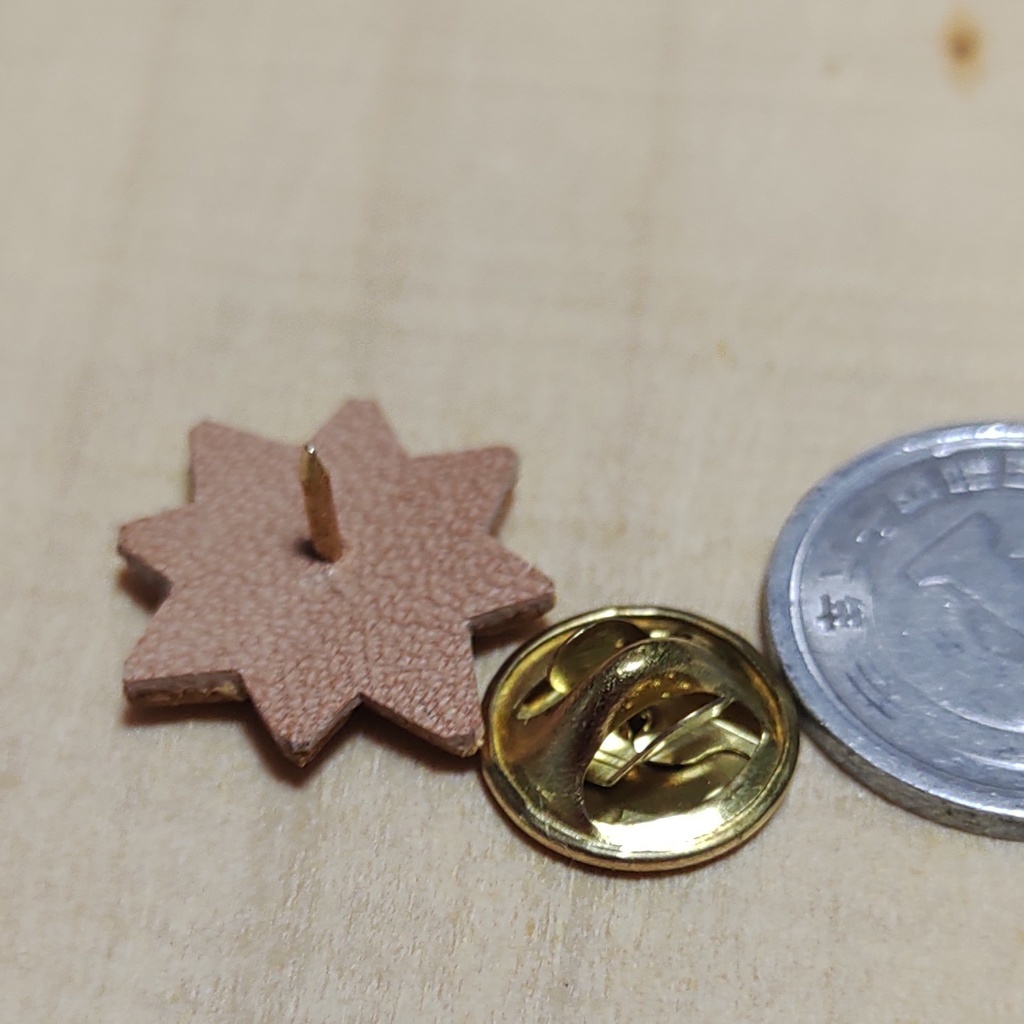 栃木レザー製 小さなヒマワリのピンバッジ