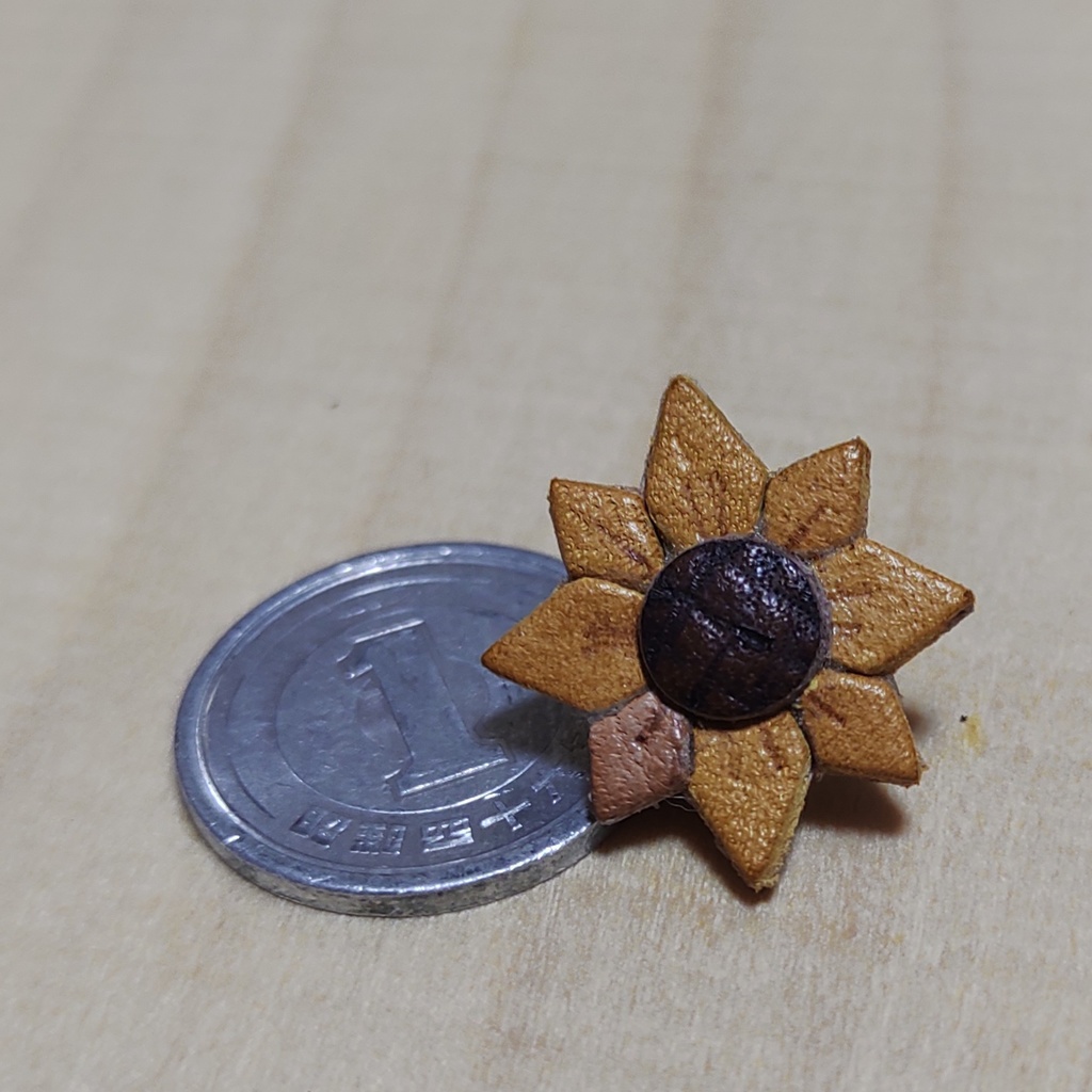 栃木レザー製 小さなヒマワリのピンバッジ