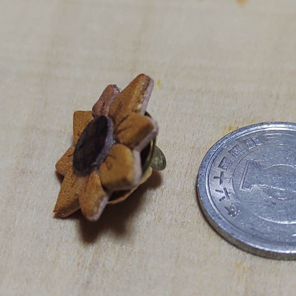 栃木レザー製 小さなヒマワリのピンバッジ