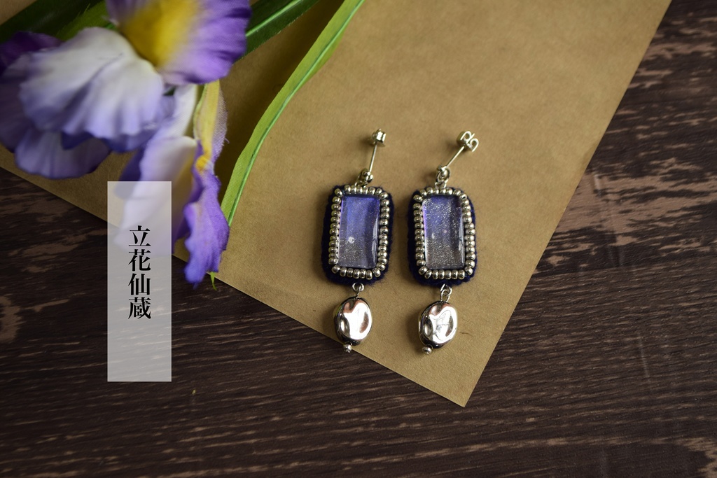 私服カラー耳飾り