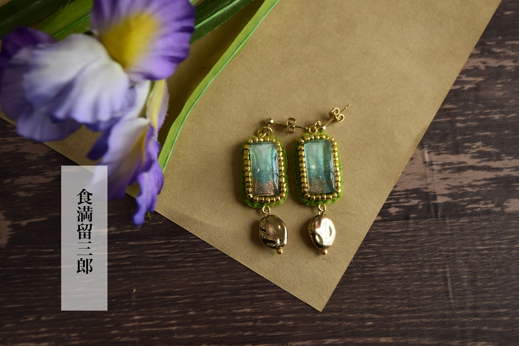 私服カラー耳飾り