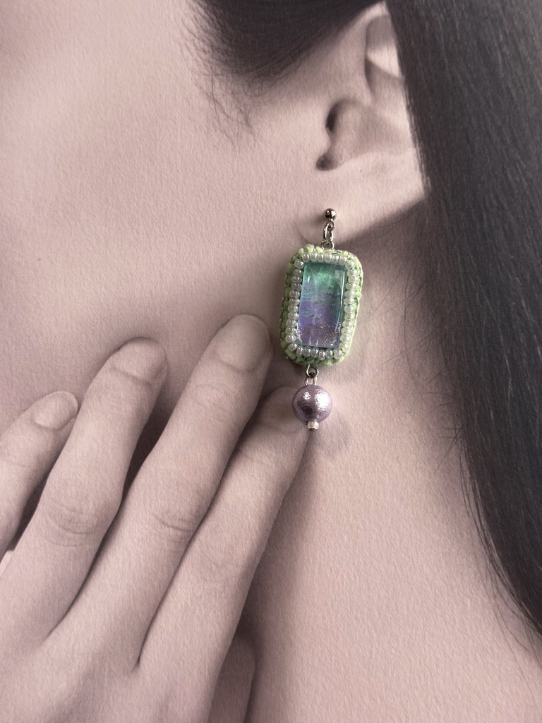 私服カラー耳飾り