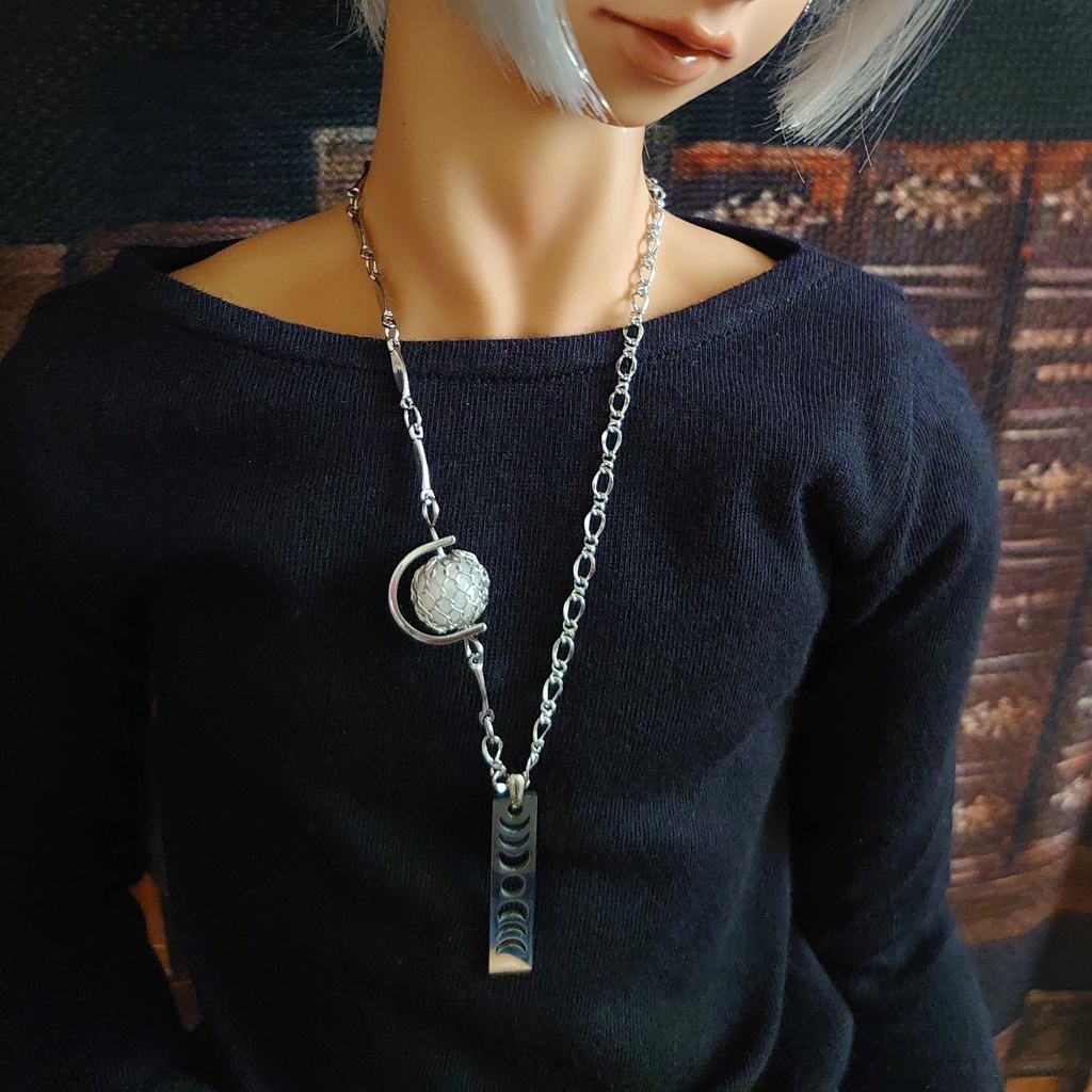 満月と月の満ち欠けメタルプレートのネックレス