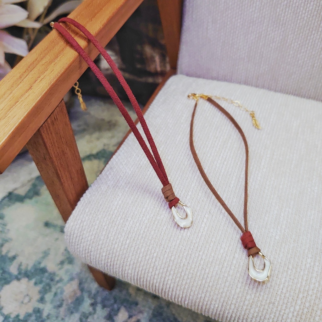 合皮スエードのロングネックレス