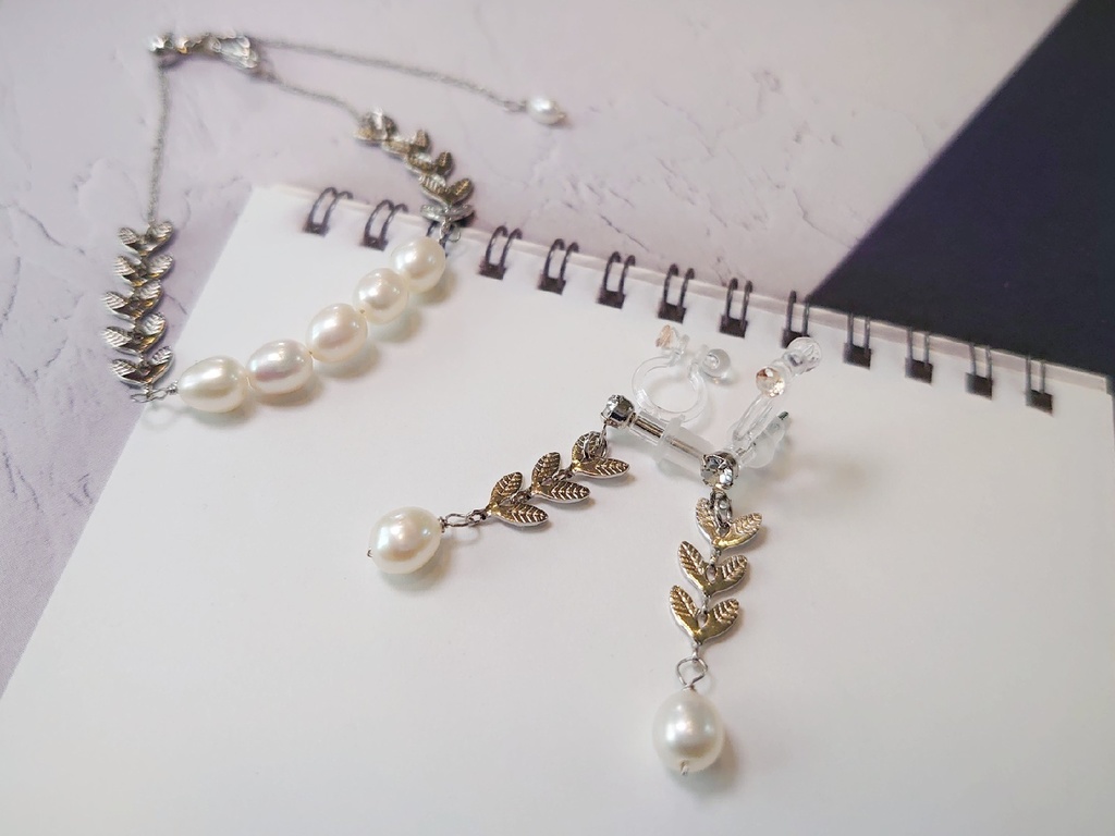 セット品 春の息吹き ~淡水パールとリーフチェーンのネックレスと耳飾り~