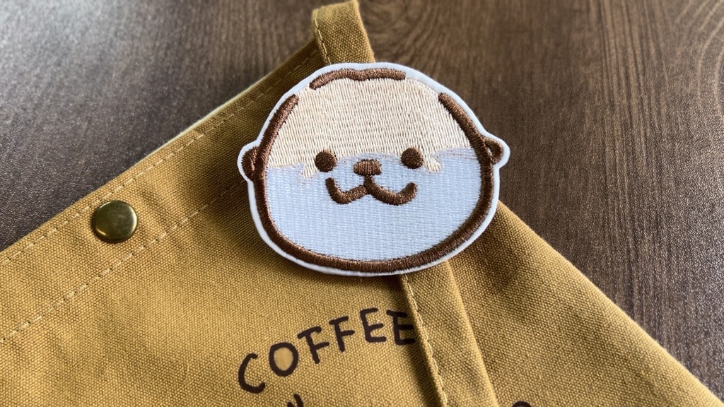 可愛いカワウソの大きなお顔刺繍バッジ（8cm）