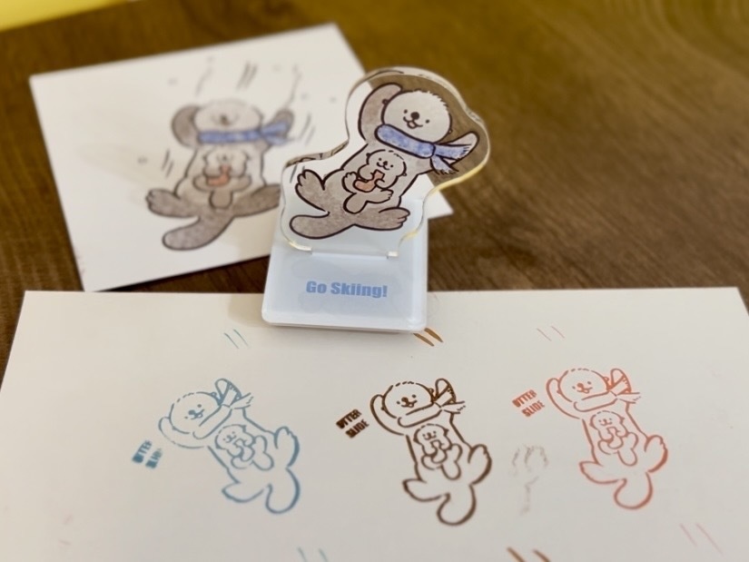 可愛いラッコ親子のスキーのアクリルスタンプ