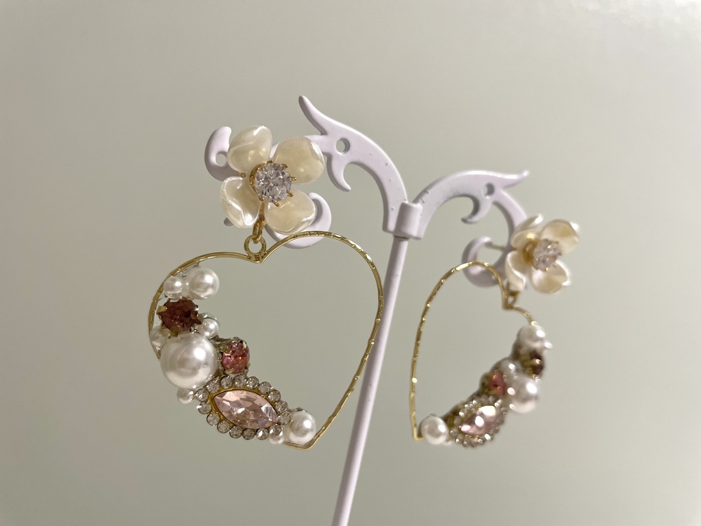 ハートのビジューピアス