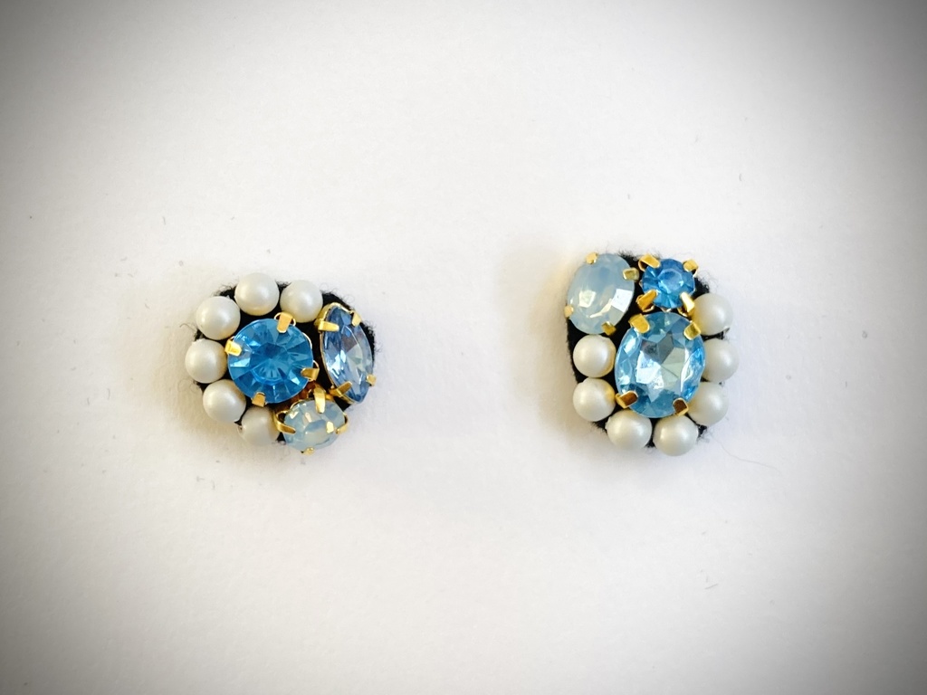 ビジューとパールのアシンメトリーな耳飾り