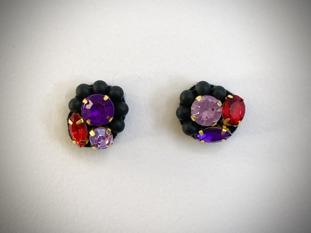 ビジューとパールのアシンメトリー耳飾り（黒または白）