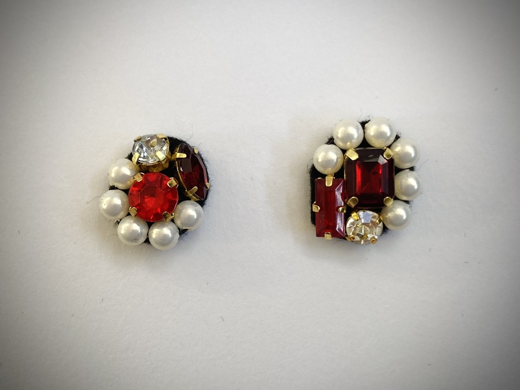 ビジューとパールのアシンメトリーな耳飾り