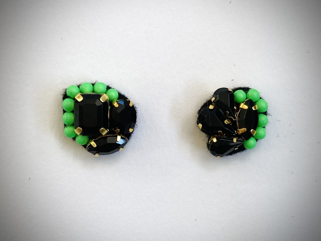 ビジューとパールのアシンメトリーな耳飾り