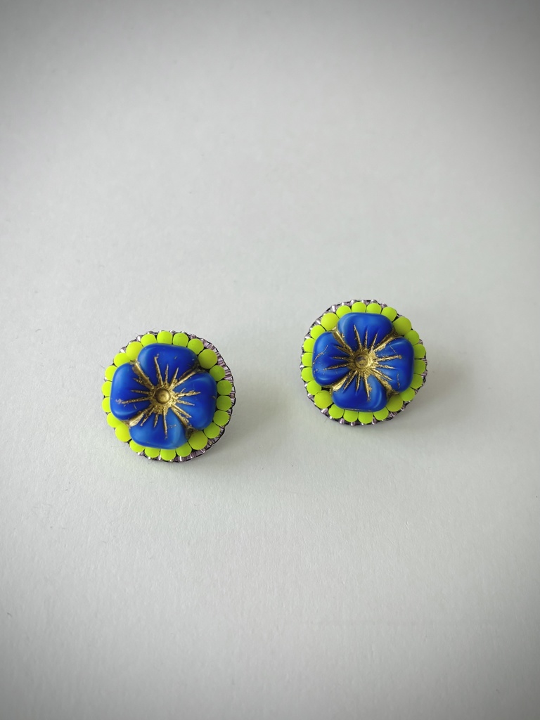 大きなお花のピアス（ブルー×ネオンイエロー）