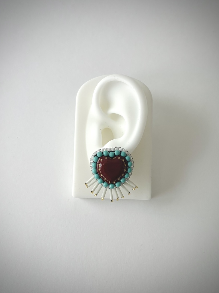 赤いハートのピアス(ダークレッド×ホワイト)