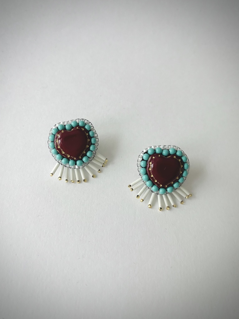 赤いハートのピアス（ダークレッド×ホワイト）