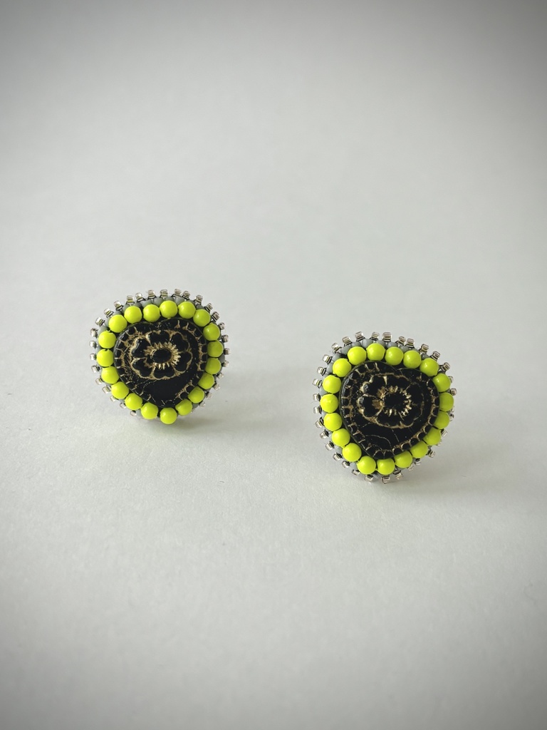 ハートのイヤリング(ブラック×ネオンイエロー)