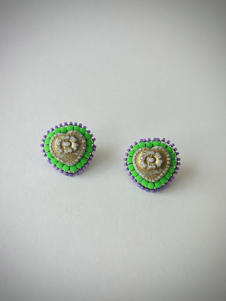 ハートのピアス(ホワイト×ネオングリーン)