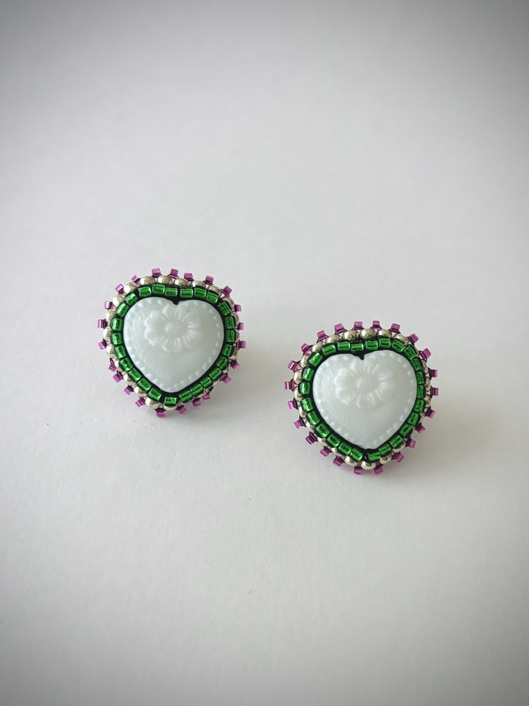 ハートのピアス（ホワイト×グリーン）