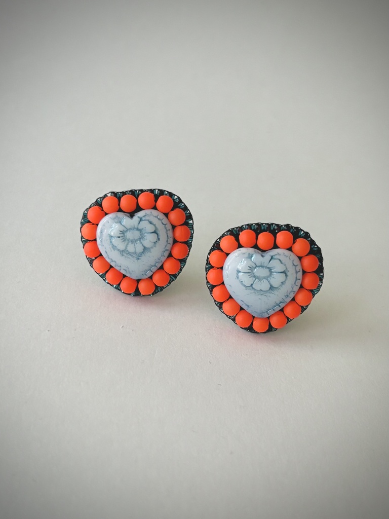 ハートのイヤリング（ホワイト×ネオンオレンジ）