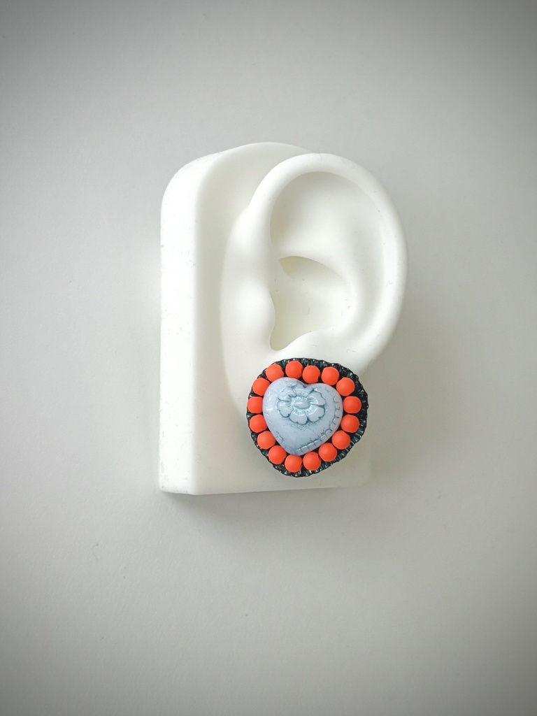 ハートのイヤリング(ホワイト×ネオンオレンジ)