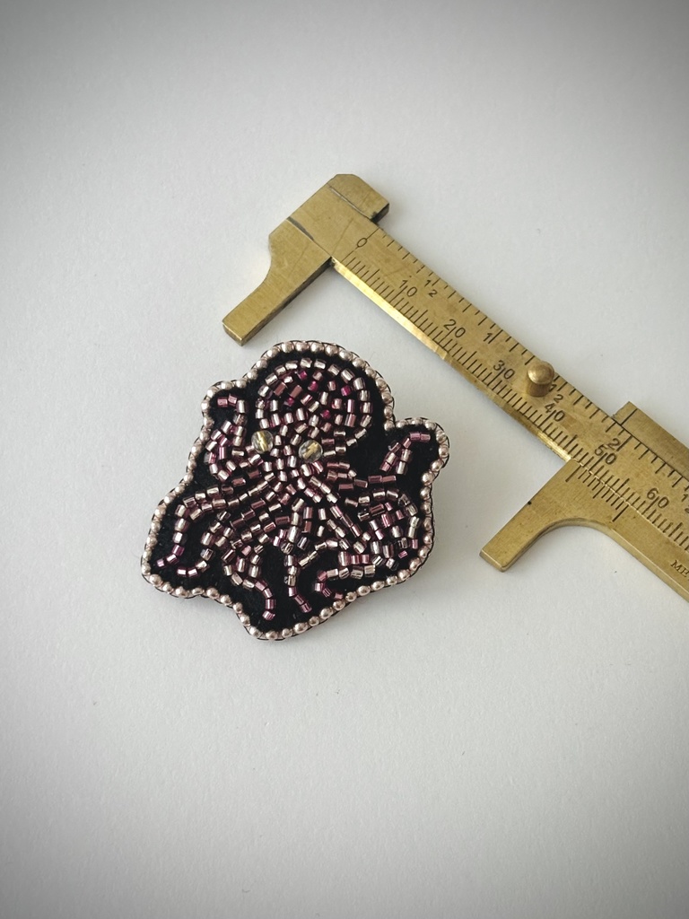 タコのブローチ