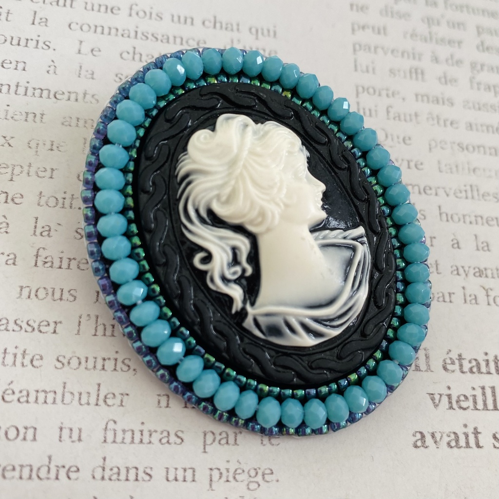 ビーズ刺繍プローチ【カメオ黒No.051】/ Bead Embroidery Brooch