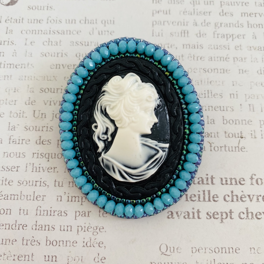 ビーズ刺繍プローチ【カメオ黒No.051】/ Bead Embroidery Brooch