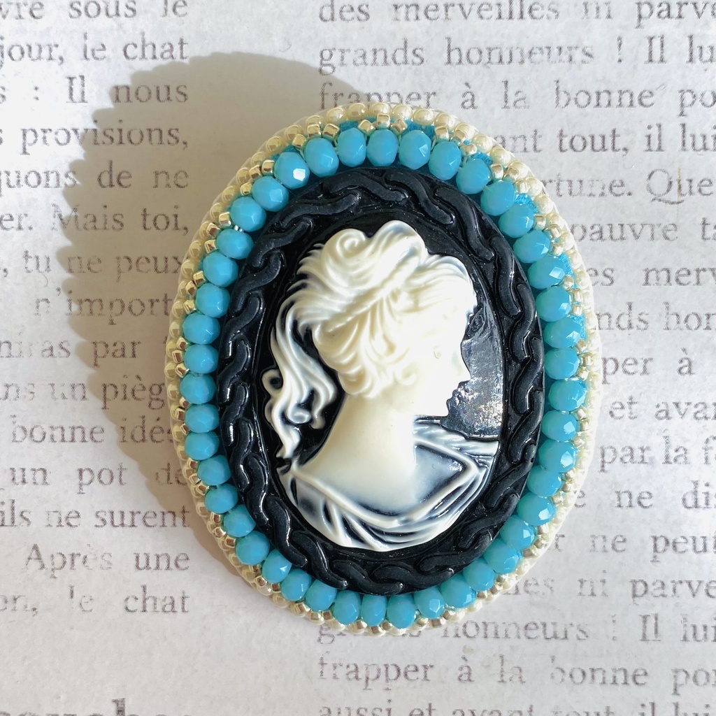 『ビーズ刺繍ブローチ【カメオ黒No.052】| Bead Embroidery Brooch』