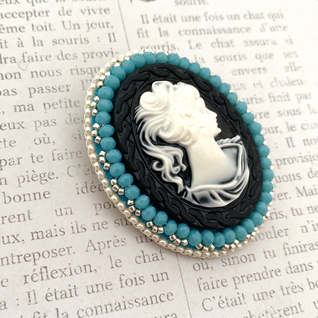 『ビーズ刺繍ブローチ【カメオ黒No.052】｜ Bead Embroidery Brooch』