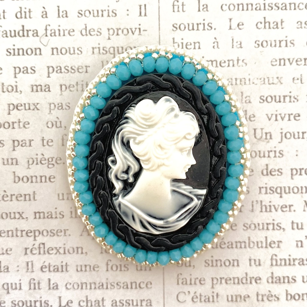 『ビーズ刺繍ブローチ【カメオ黒No.052】| Bead Embroidery Brooch』