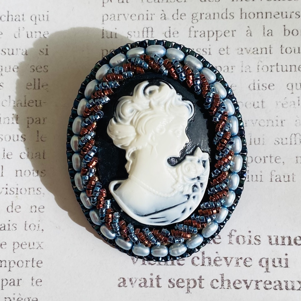 『ビーズ刺繍ブローチ【カメオ黒No.053】| Bead Embroidery Brooch』
