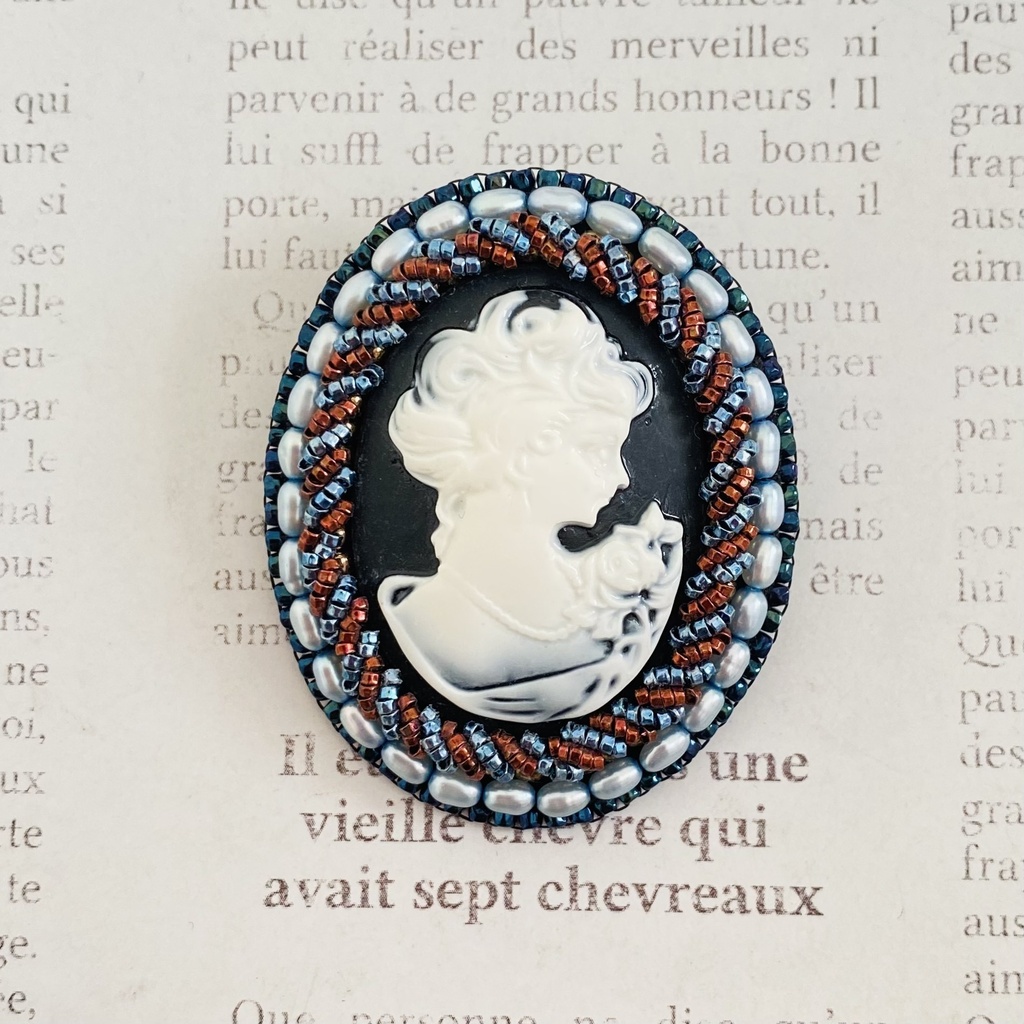 『ビーズ刺繍ブローチ【カメオ黒No.053】| Bead Embroidery Brooch』