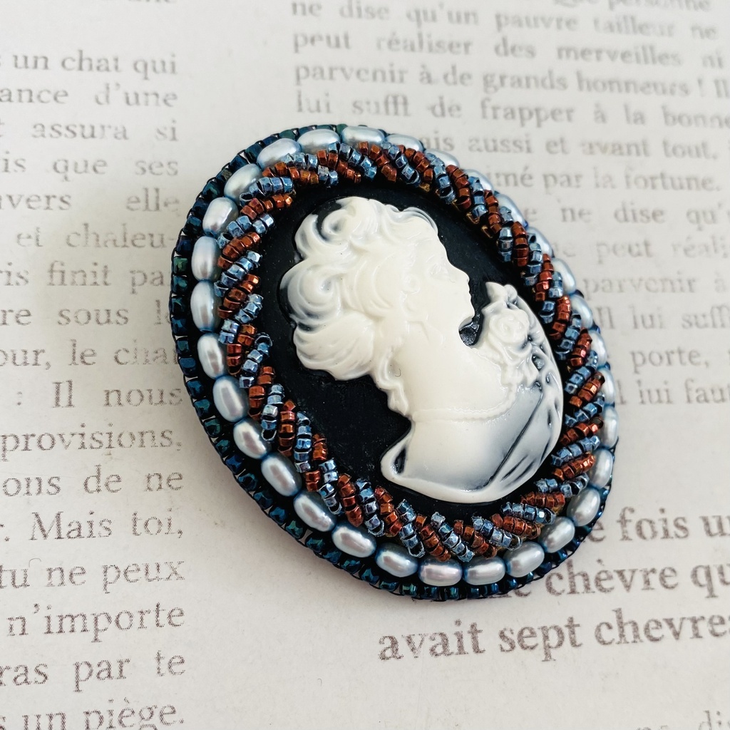 『ビーズ刺繍ブローチ【カメオ黒No.053】｜ Bead Embroidery Brooch』
