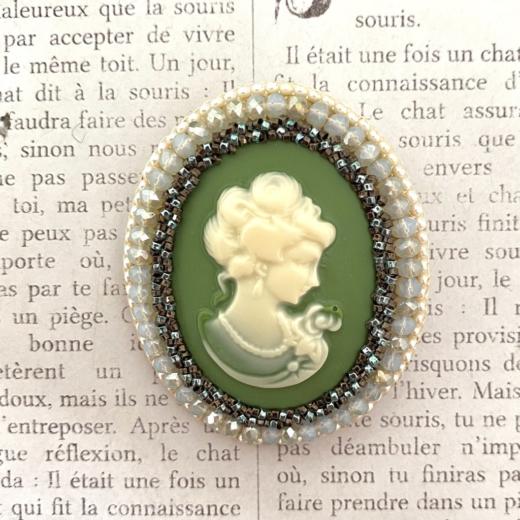 ビーズ刺繍プローチ【カメオ緑No.054】/ Bead Embroidery Brooch