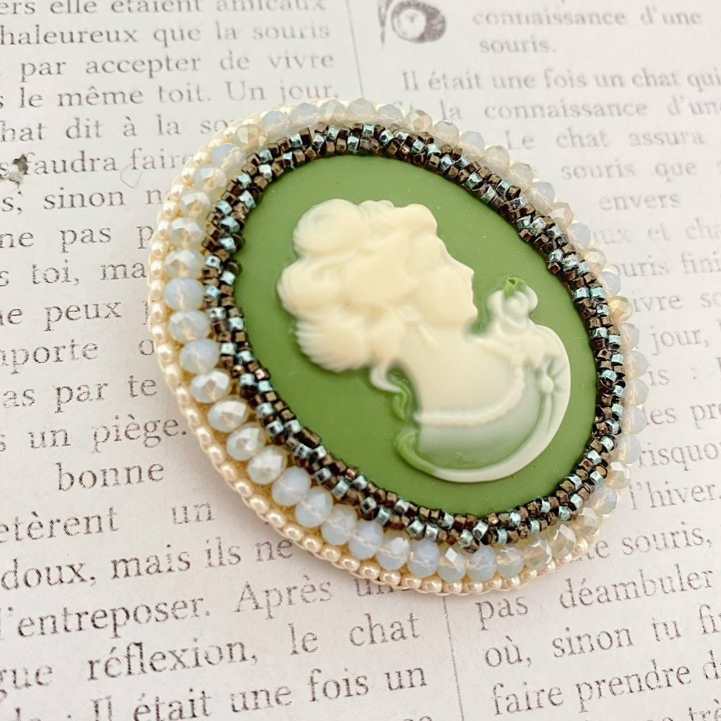 ビーズ刺繍プローチ【カメオ緑No.054】/ Bead Embroidery Brooch