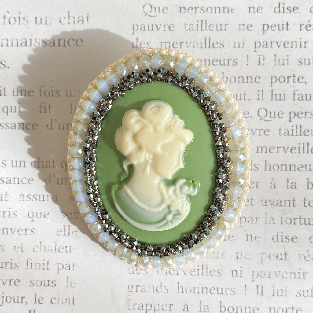 ビーズ刺繍プローチ【カメオ緑No.054】/ Bead Embroidery Brooch