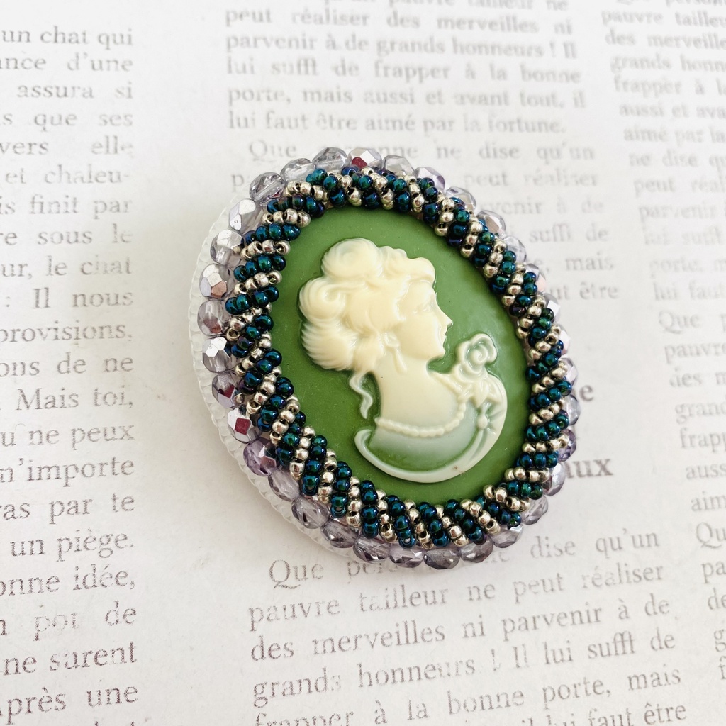 ビーズ刺繍ブローチ【カメオ黒No.056】| Bead Embroidery Brooch