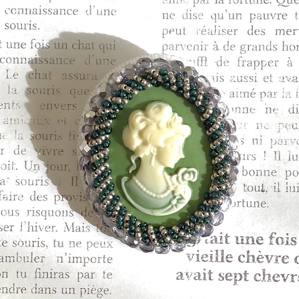 ビーズ刺繍ブローチ【カメオ黒No.056】| Bead Embroidery Brooch