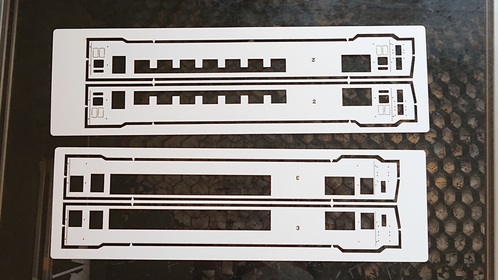 ★【HO】国鉄気動車 キハユニ16-10 車体枠(ペーパーキット)★
